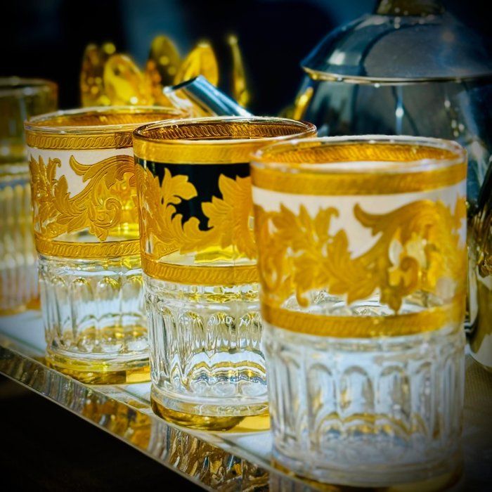 12 verres à thé détail doré blanc et noir EN CRIATALLIN
