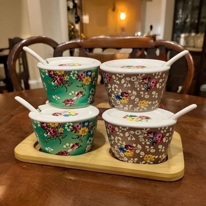 Presentoir 5 pieces avec 4 pots  en porcelaines couleur  avec ceuillere de service avec couvercle