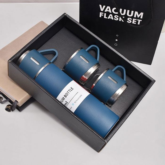 Thermos à double couche en acier inoxydable de 500ml, accompagné de 3 tasses, idéal pour garder vos boissons chaudes ou froides.