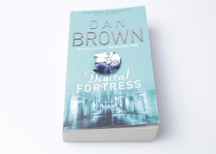 Roman Thriller - DAN BROWN - Digital Fortress - Mystères numériques - Secrets gouvernementaux - Suspense intense