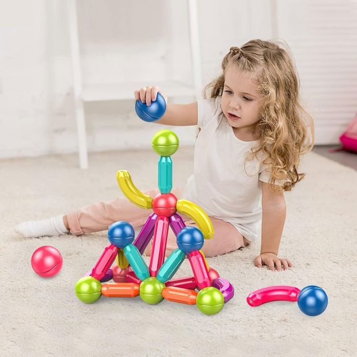 Ensemble de blocs de construction magnétiques pour enfants, favorisant la créativité et l'apprentissage.