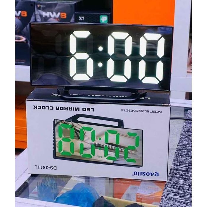 Horloge numérique à écran incurvé avec affichage de la température