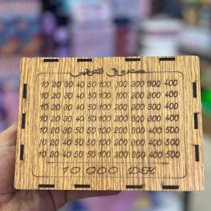 Boîte en bois créative pour la sauvegarde de l'argent avec une table de planification d'épargne