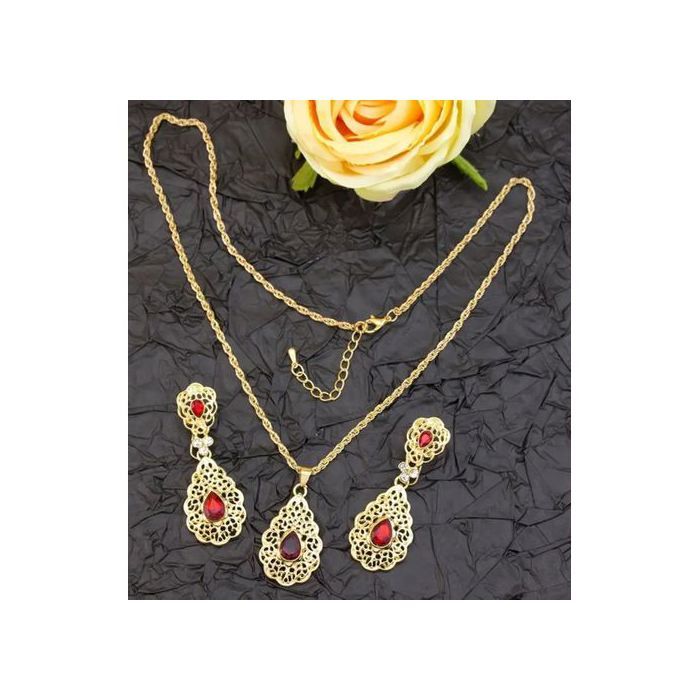Parure de Bijoux Dorée avec Pierres Rouges et Finitions Dentelées, Boucles d'Oreilles et Collier  de Mariage