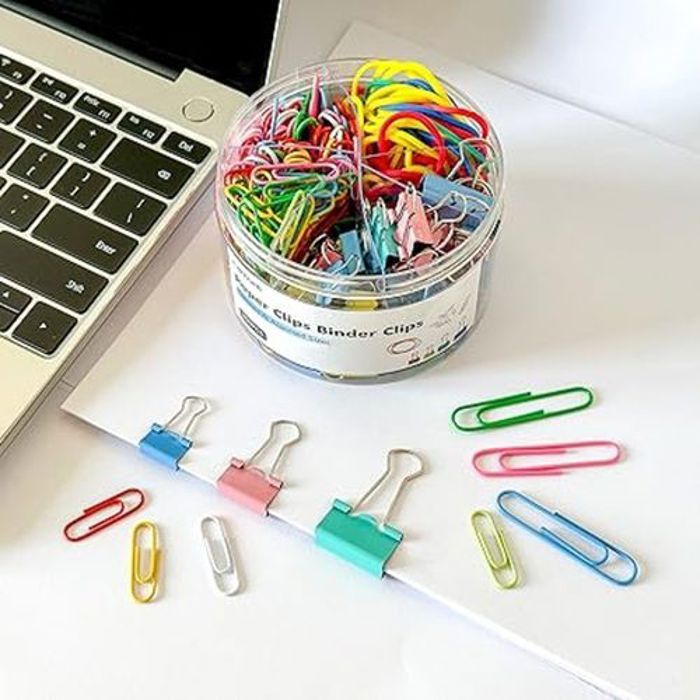 Boîte mixte de clips colorés et d'élastiques