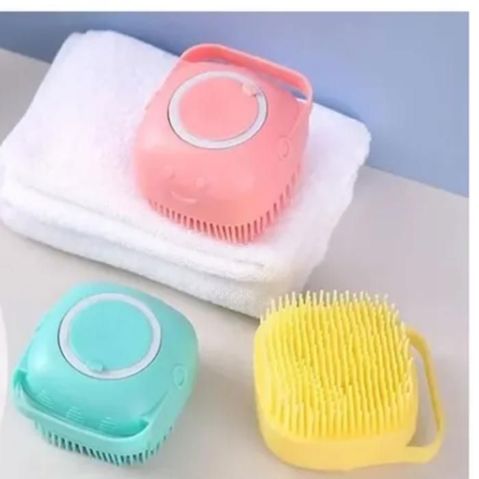 Brosse de bain de massage en silicone pour cuir chevelu et bain (Couleur aléatoire)