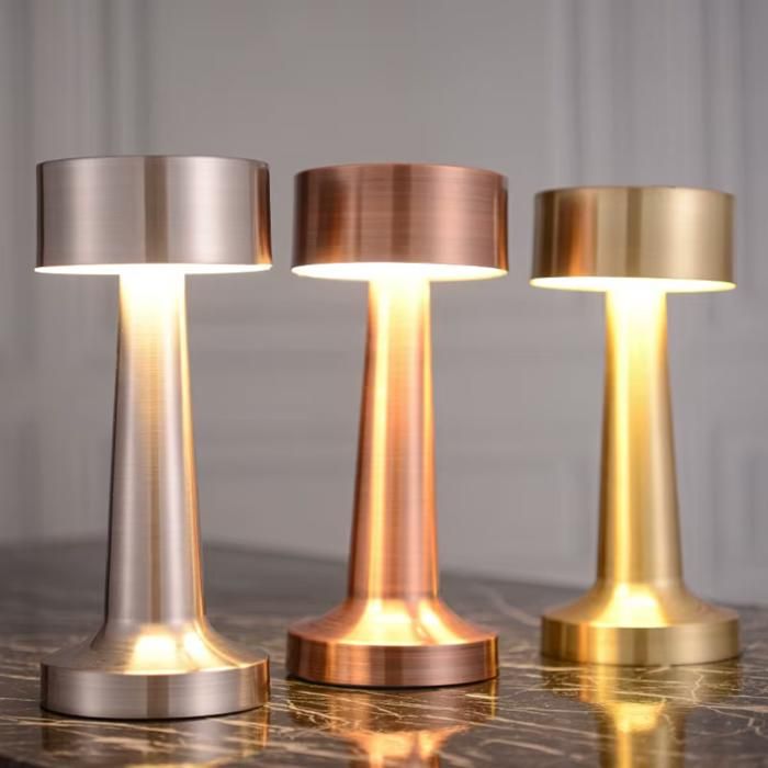 Lampe de table tactile en métal pour chambre à coucher (Couleur aléatoire)