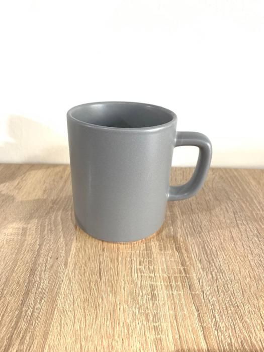 MUGG EN PORCELAINE COULEUR GRIS