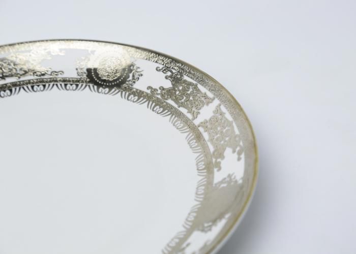 ASSIETTE DE SERVICE EN PORCELAINE BLANC AVEC REBORD DORE