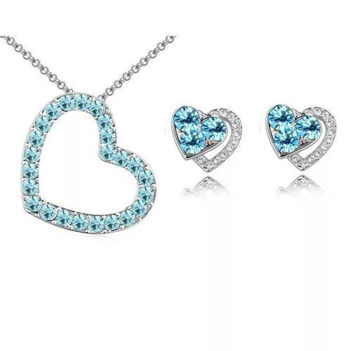 Parure de bijoux , collier et boucles d'oreilles coeur étincelantes.
