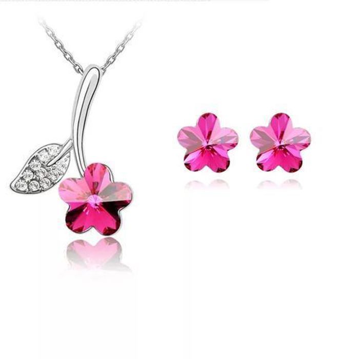 Parure de bijoux , collier et boucles d'oreilles coeur étincelantes.