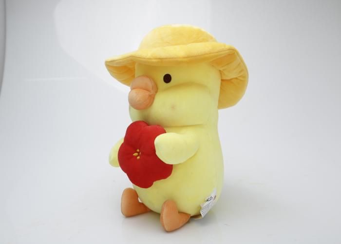 PELUCHE CANARD JAUNE AVEC CHAPEAU & FLEUR ROUGE 22CM