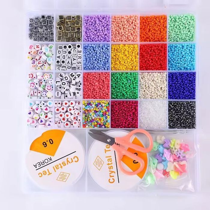 Perles d'argile colorées avec visages souriants et lettres pour enfants
