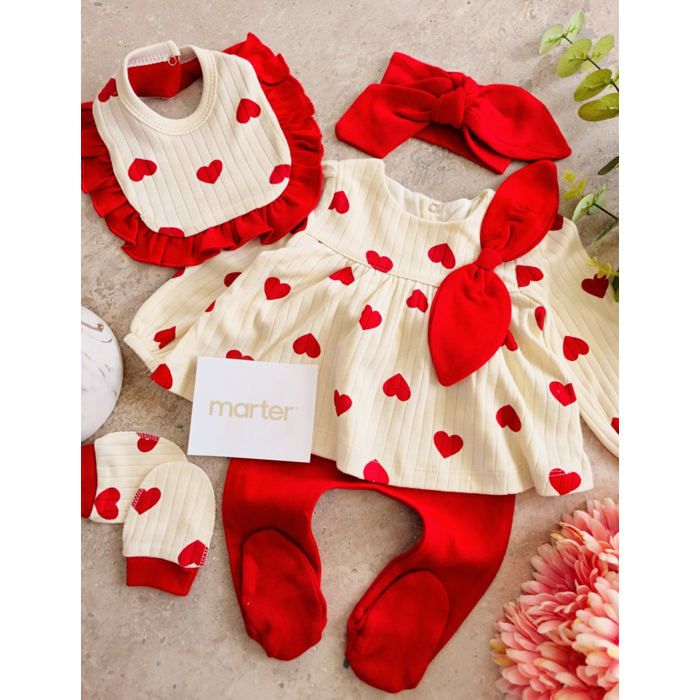 Joli ensemble pour nouveau-nées décoré de petits coeurs – 5 pièces