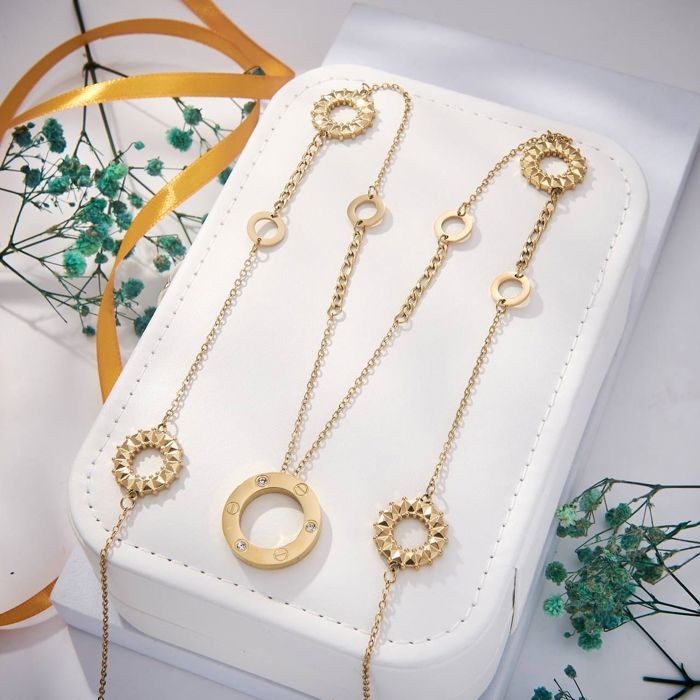 La chaîne a un design moderne qui convient à toutes les occasions