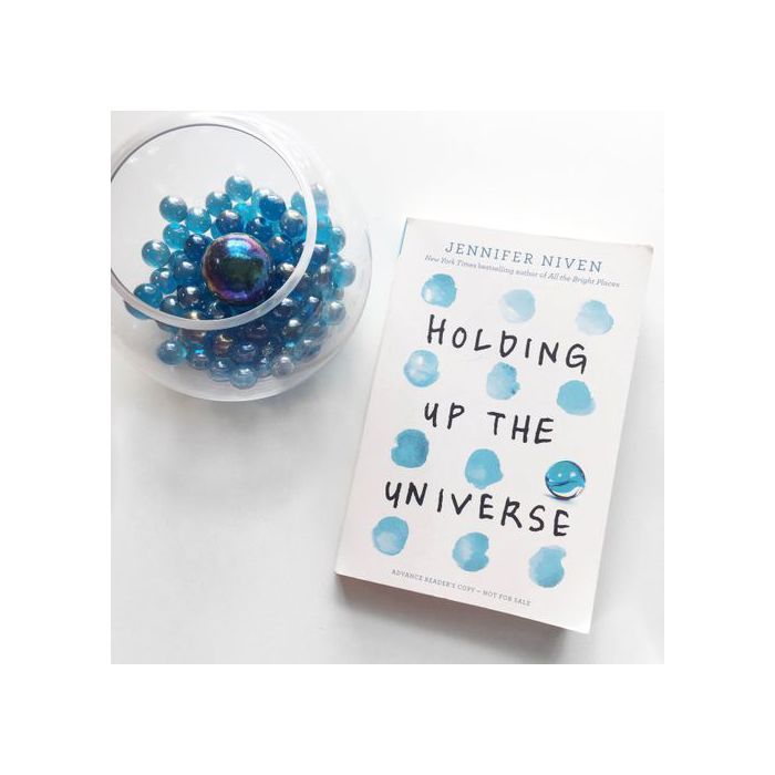 Roman Young Adult - MVB - Holding Up the Universe - Amitié - Défis personnels - Narration à la première personne