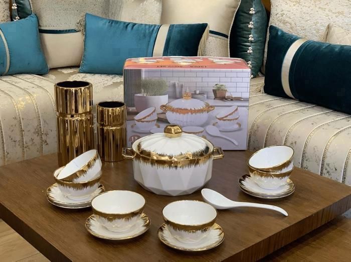 Service à soupe 15 pièces complet en porcelaine et détails dorés (une soupière ,6 bols ,6 assiettes et une louche )