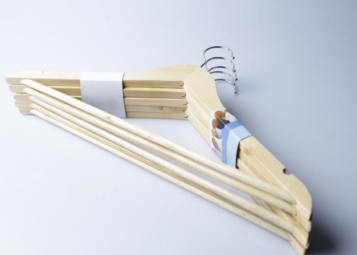 Set de 5 cintres en bois avec barre de pantalon