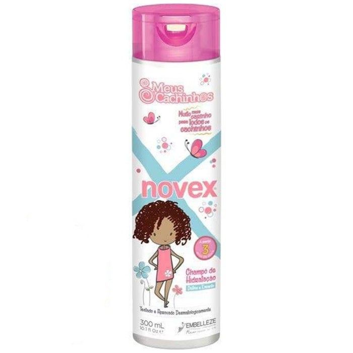 Prenez soin des cheveux bouclés de votre enfant.
