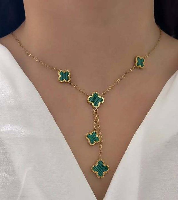 Collier pendentif en or avec motifs trèfle en malachite