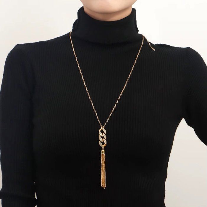 Collier long doré avec pendentif en strass et pampilles