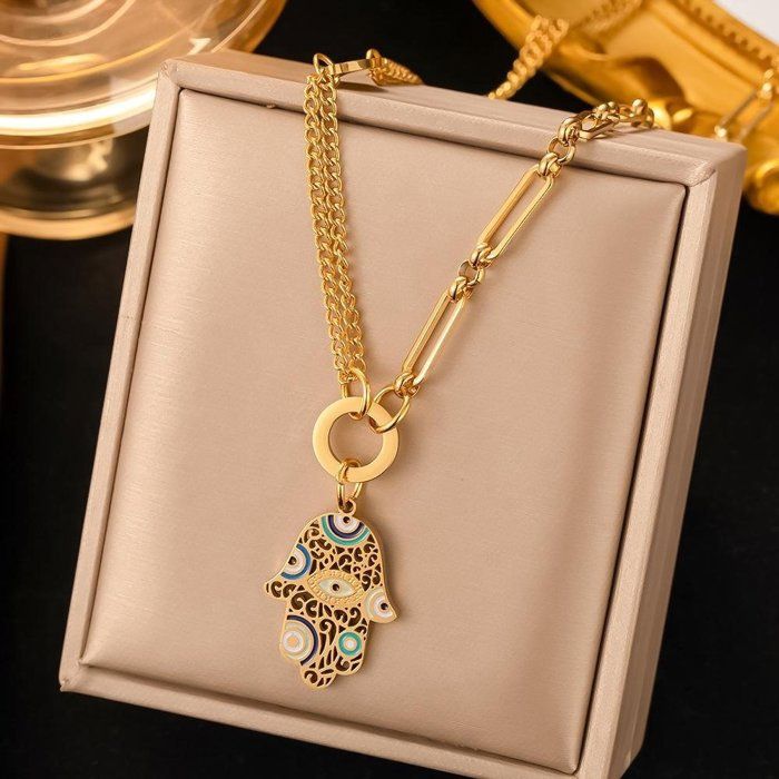 Collier doré avec pendentif main de Fatma ajouré et motifs colorés