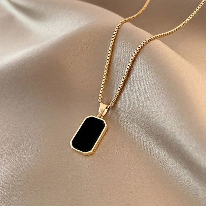 Collier en émail noir coréen Pendentif carré en acier inoxydable pour femmes