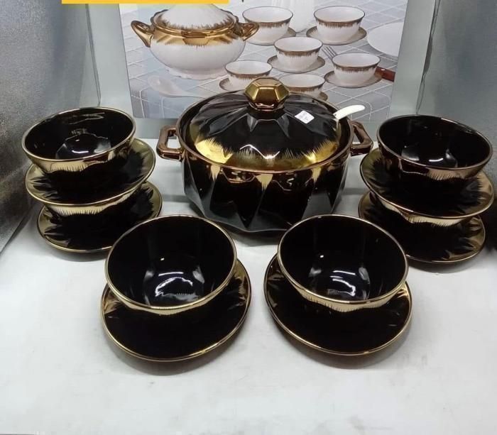 Soupière + Bols en porcelaine noire avec détails dorés – Set de 15 pièces