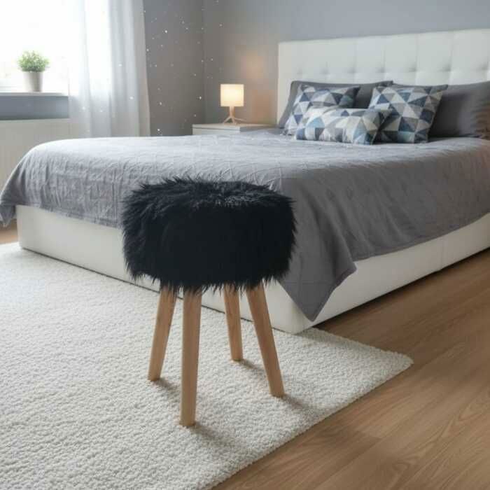 tabouret fourrure noire  Fronssi en fourrure noire – Décoration moderne et élégante
