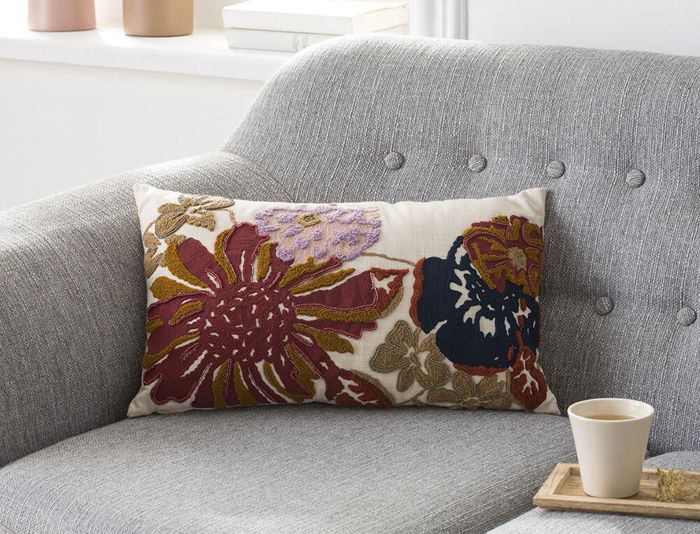 EN LUBERON COUSSIN BRODE AVEC FILS ET PERLES 30/50 CM
