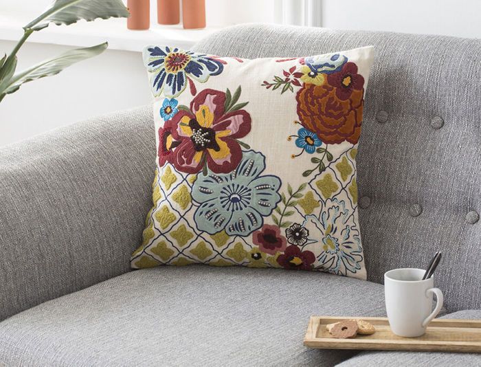 EN LUBERON COUSSIN BRODE AVEC FILS ET PERLES 40/40 CM