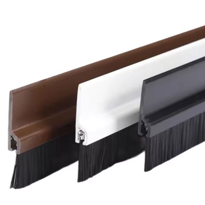 Brosse auto-adhésive de bande d'étanchéité inférieure de porte de 1M pour la prévention de la poussières (Couleur aléatoire)