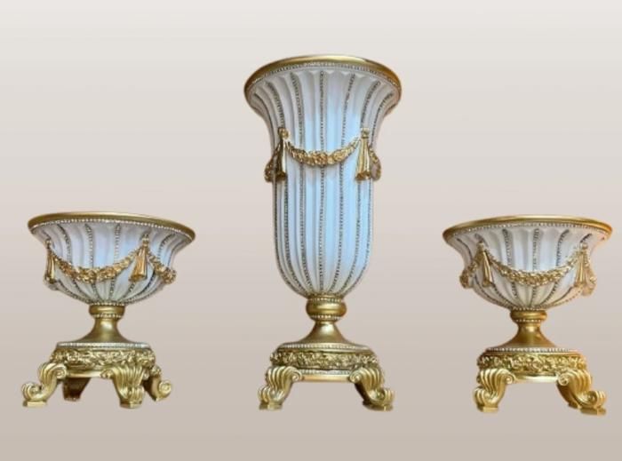 Ensemble de vases décoratifs - BLANC - Baroque - Finition en or - Motifs en relief - Socle sculpté
