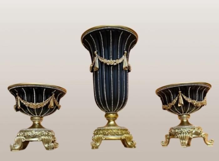 Ensemble de vases décoratifs - NOIR - Baroque - Finition blanche et or - Motifs en relief - Socle sculpté