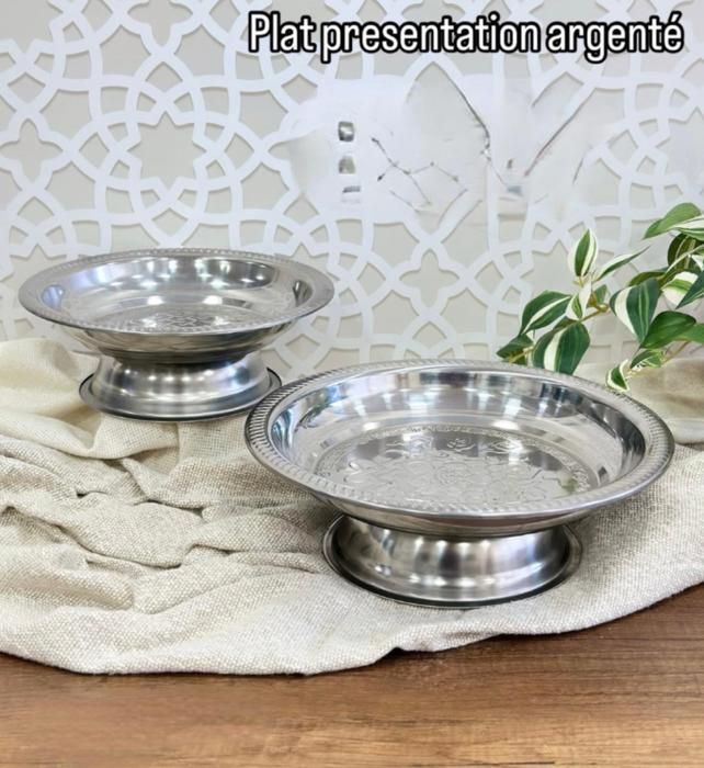 Plat de présentation - Non spécifié - 26 cm - Métal noir - Détail argenté - Design élégant