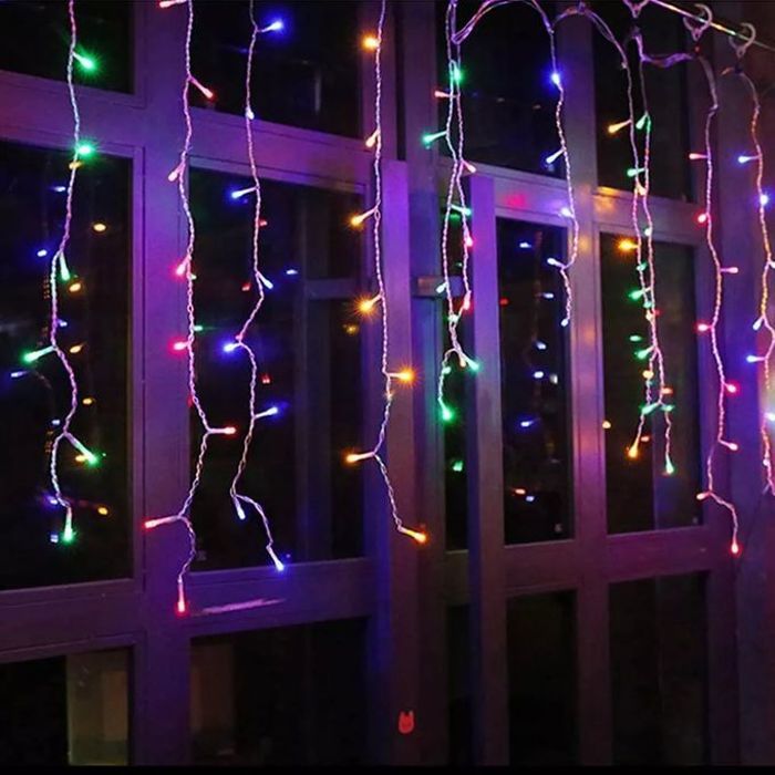 Guirlandes lumineuses d'extérieur pour décoration d'avant-toit et de jardin.