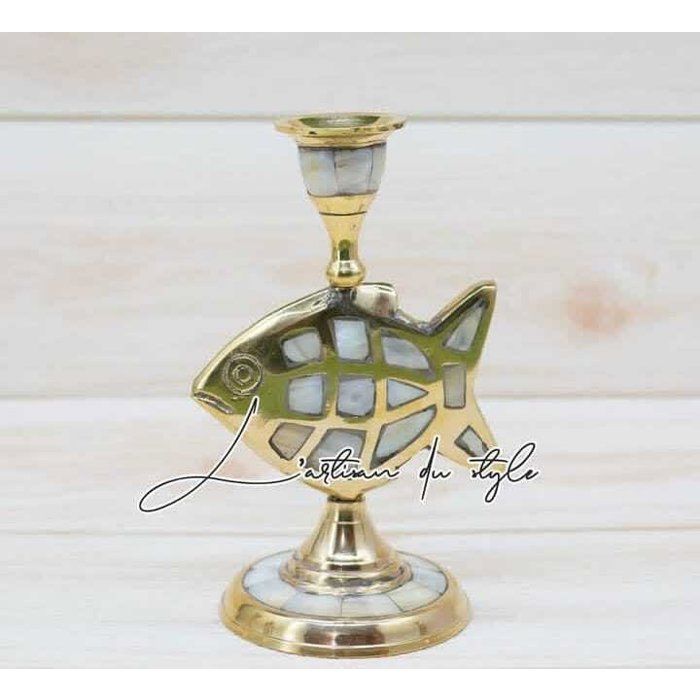 Ce porte-bougie original en cuivre est une pièce artisanale au design ludique et raffiné