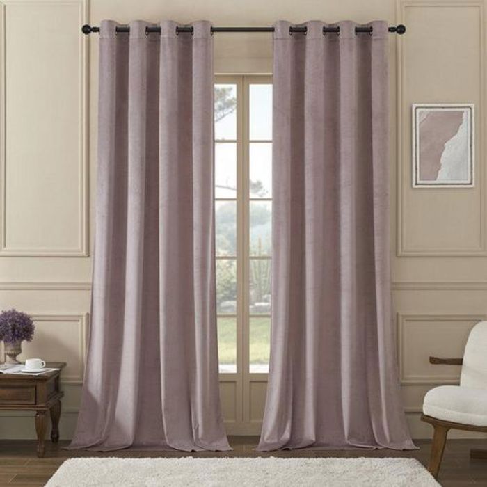 Ensemble de 2 panneaux Violet Rose (3,20 x 2,30 m). Rideaux occultants en velours uni Deavion avec œillets en plastique.