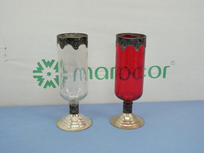 Lot de 2 bougeoirs marocains en verre et métal, artisanat raffiné et élégant.