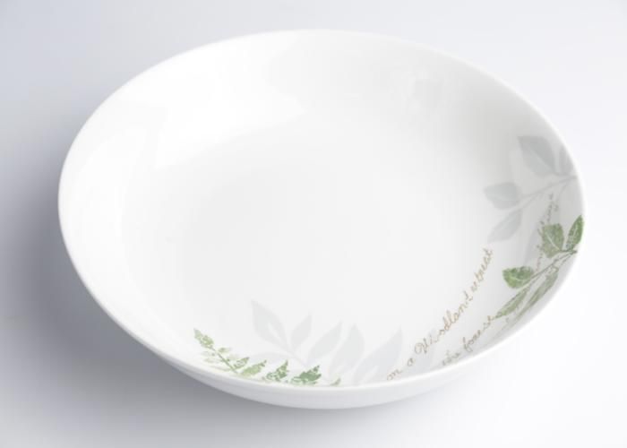 Assiette creuse décorée en porcelaine (L) 25 x 5,5 cm