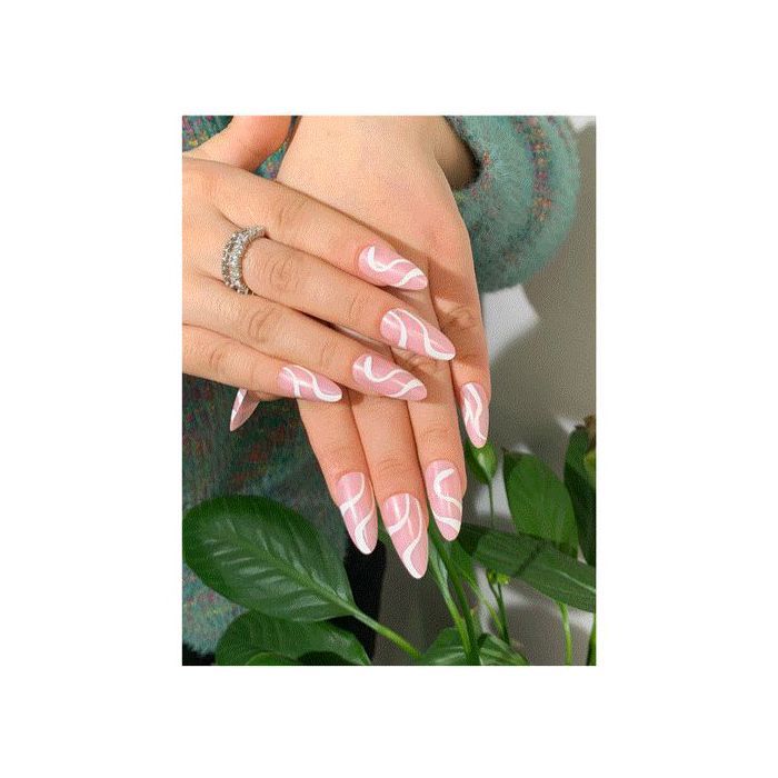 24 pcs de faux ongles graphiques + 1 feuille de ruban adhésif +1 lime à ongles