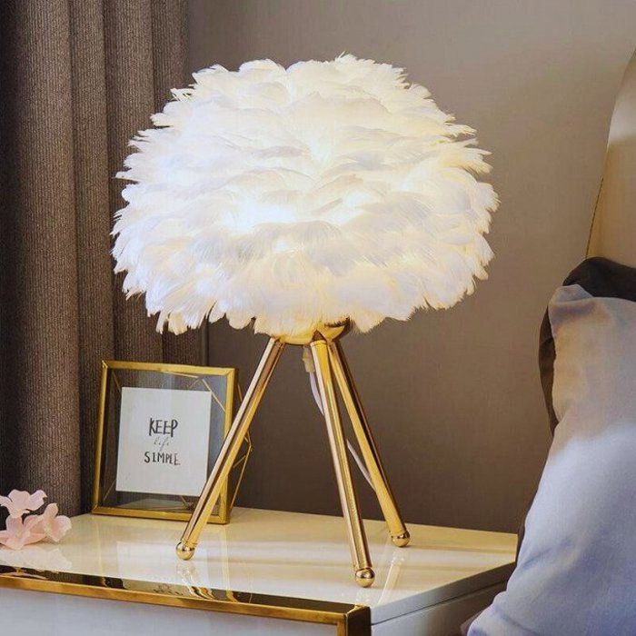 Lampe de table recouverte de plumes