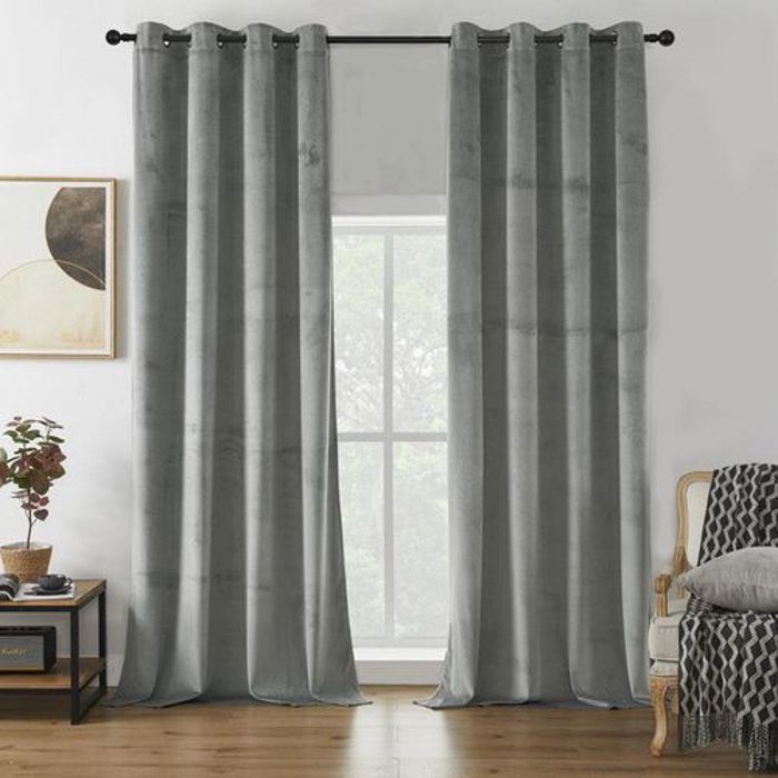 Ensemble de 2 panneaux Gris clair  (3,20 x 2,30 m). Rideaux occultants en velours uni Deavion avec œillets en plastique.
