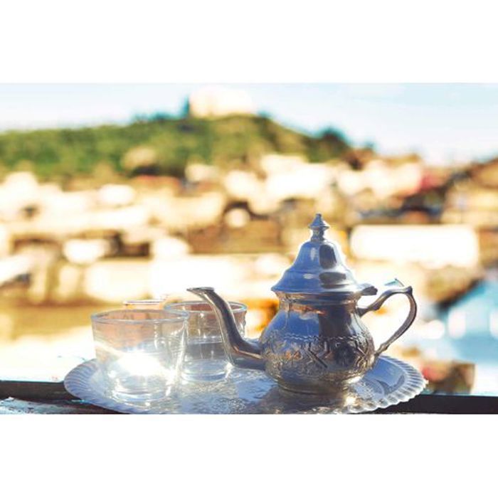 Ensemble de thé marocain complet, théière avec plateau traditionnel  et 2 verres de thé