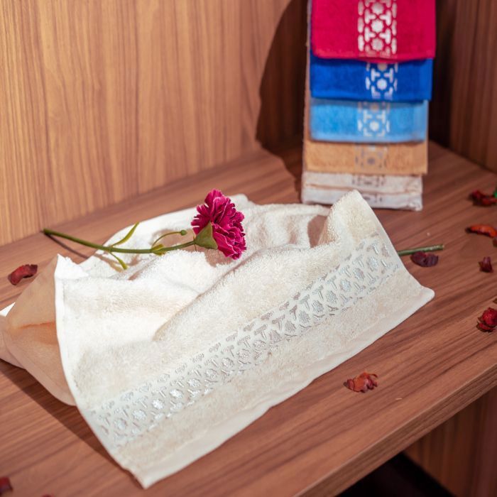 Serviette de toilette - Arabesque - 40x70 cm - 100% coton - Couleur blanc - Lavable